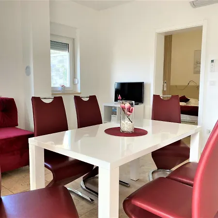 M - Your Business & In Апартаменты Шибеник